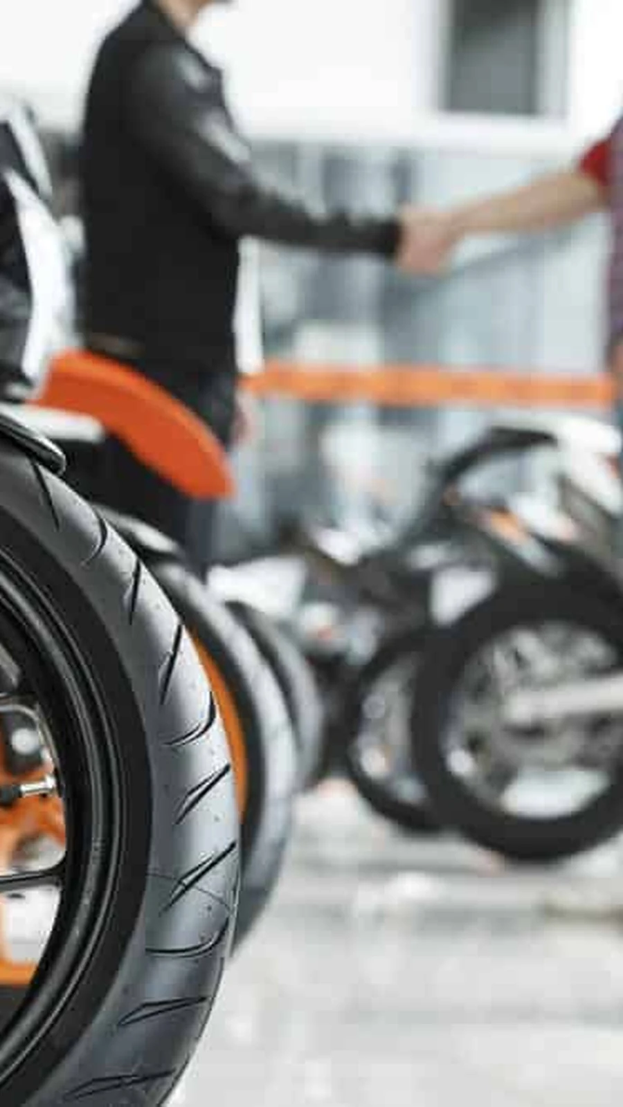 Entregador em moto fazendo delivery